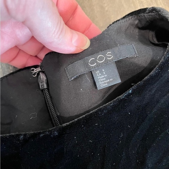 Cos Velvet Sheath Dress Ruched Sleeves Black Pockets Sz US 6 Retails $135 NWOT - Picture 2 of 7